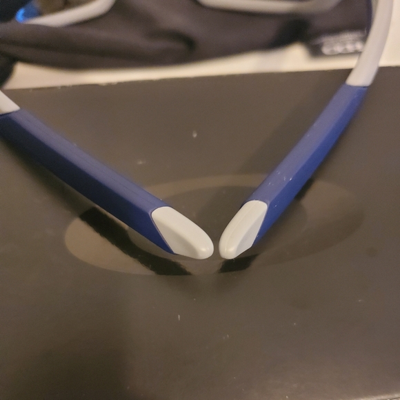 NWOT Oakley Valve Polarized Sunglasses - Picture 10 of 10